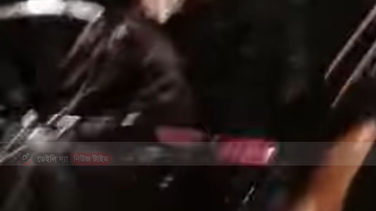 বরিশাল দপদপিয়া সেতুতে সাইকেল চালক বাসের চাপায়" পা' বি*চ্ছি*ন্ন 