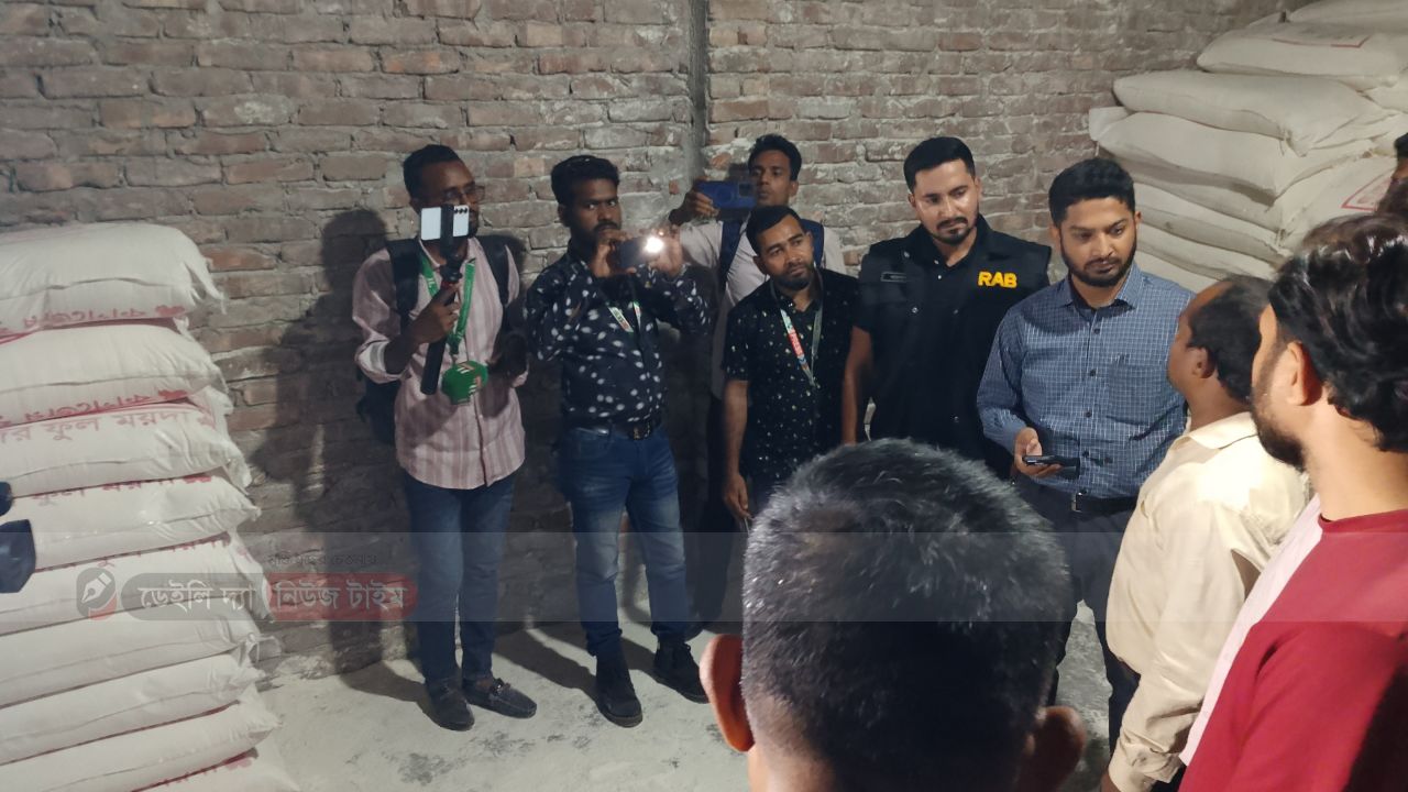 জুরাইনে RAB-এর অভিযানে বিপুল TCB পণ্য জব্দ, মোড়ক পরিবর্তন করে বিক্রির অভিযোগ