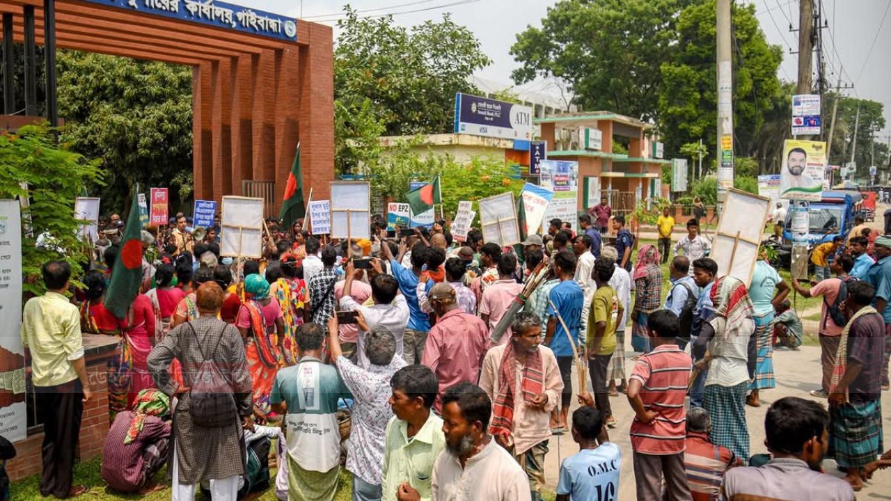 থানায় মামলা না নেওয়ায় ক্ষোভ: গাইবান্ধায় শত শত সাঁওতালের পুলিশ সুপার কার্যালয় ঘেরাও