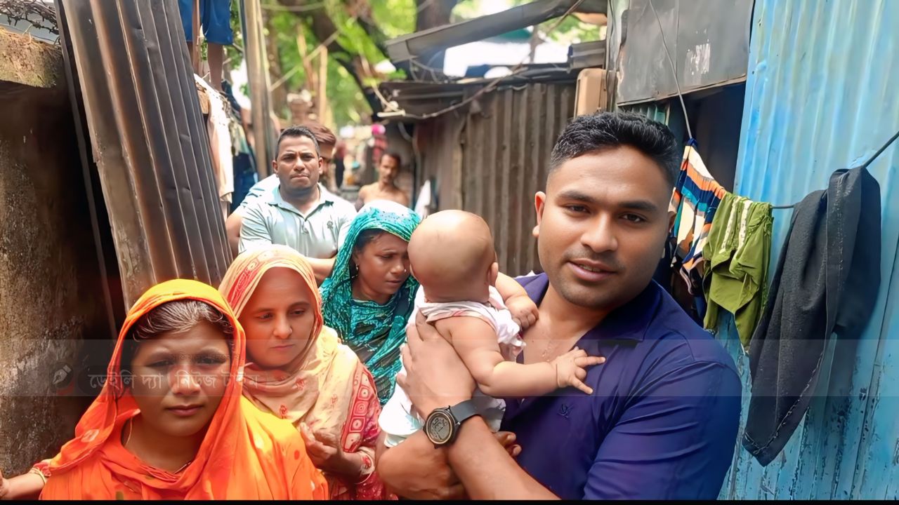 ​কালবৈশাখীর ছোবলে গৃহহীন বিধবার পাশে যুবদল নেতা আরমান: নতুন ঘর করে দেওয়ার দায়িত্ব গ্রহণ