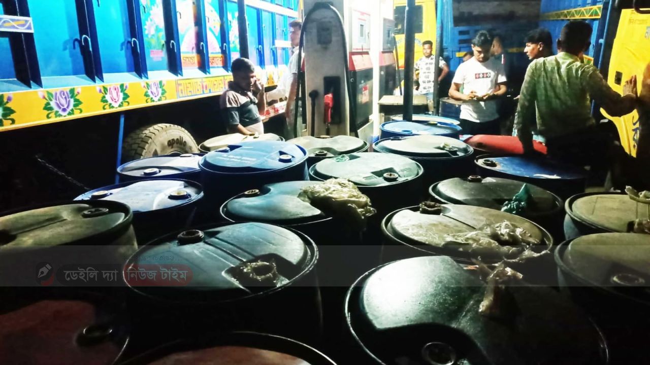 হেমায়েতপুরে রাতের আঁধারে ড্রাম ভর্তি তেল পাচার: জমে উঠেছে কালোবাজারি সিন্ডিকেট