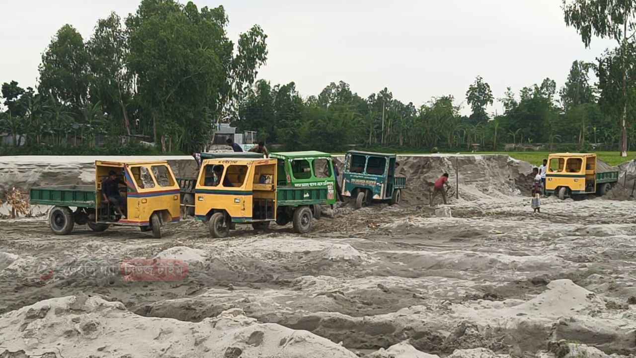 ভূরুঙ্গামারীতে দুধকুমার নদে অবৈধভাবে বালু উত্তোলন, হুমকির মুখে তীর রক্ষা বাঁধ