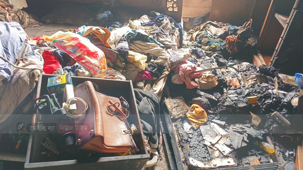 ভূরুঙ্গামারীতে চীনা প্রবাসীর বাড়িতে চুরি ও অগ্নিসংযোগ, ব্যাপক ক্ষয়ক্ষতি  ক্ষতি