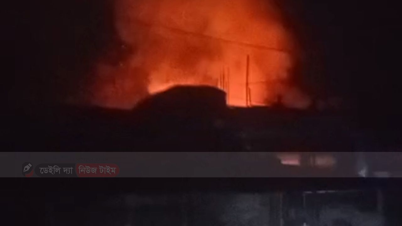 ফায়ার সার্ভিস আসার আগেই গ্রামবাসীর প্রতিরোধ: আগুন নিয়ন্ত্রণে জীবন বাজি