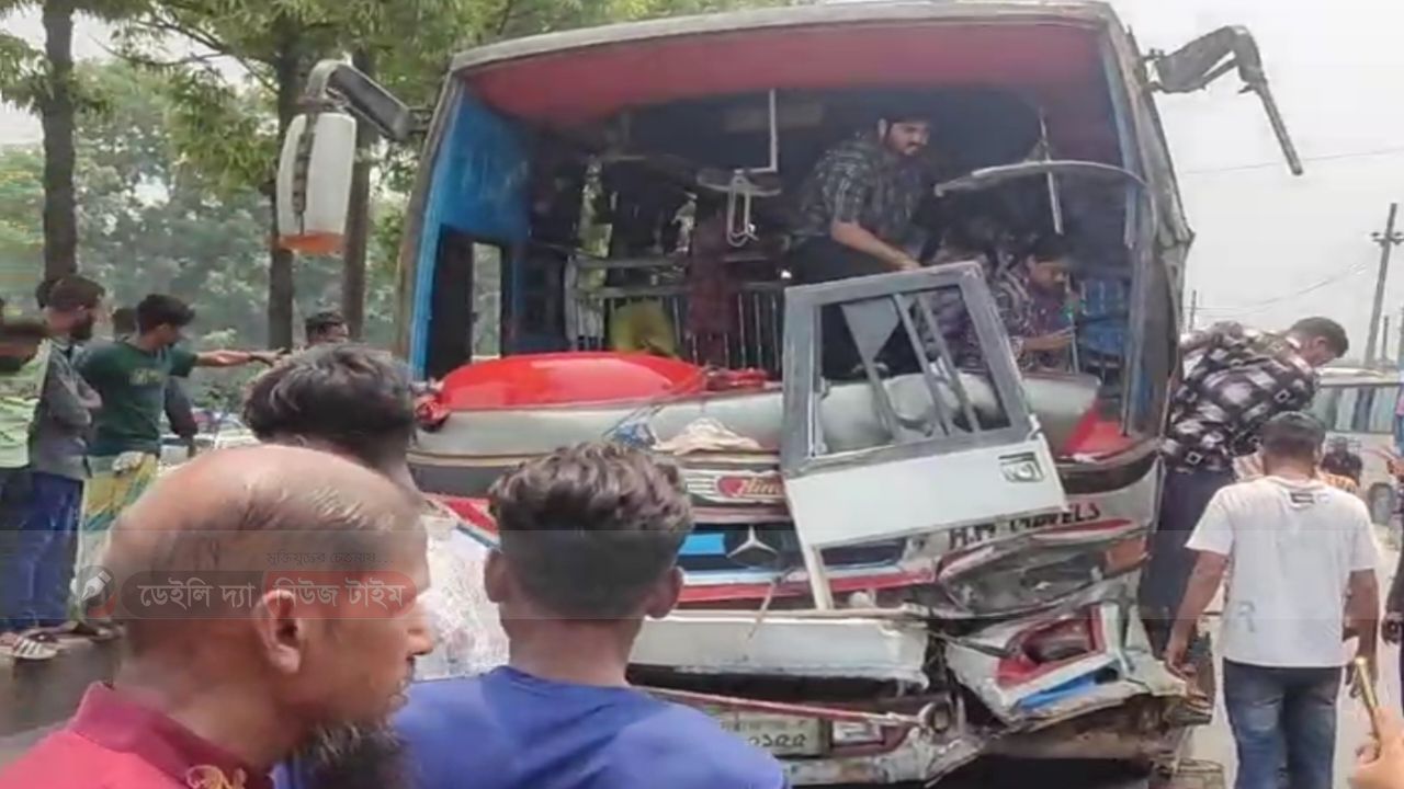 সাভারে দুই বাসের সংঘর্ষ, ফুলবাড়ী বাস স্ট্যান্ডে যানজট