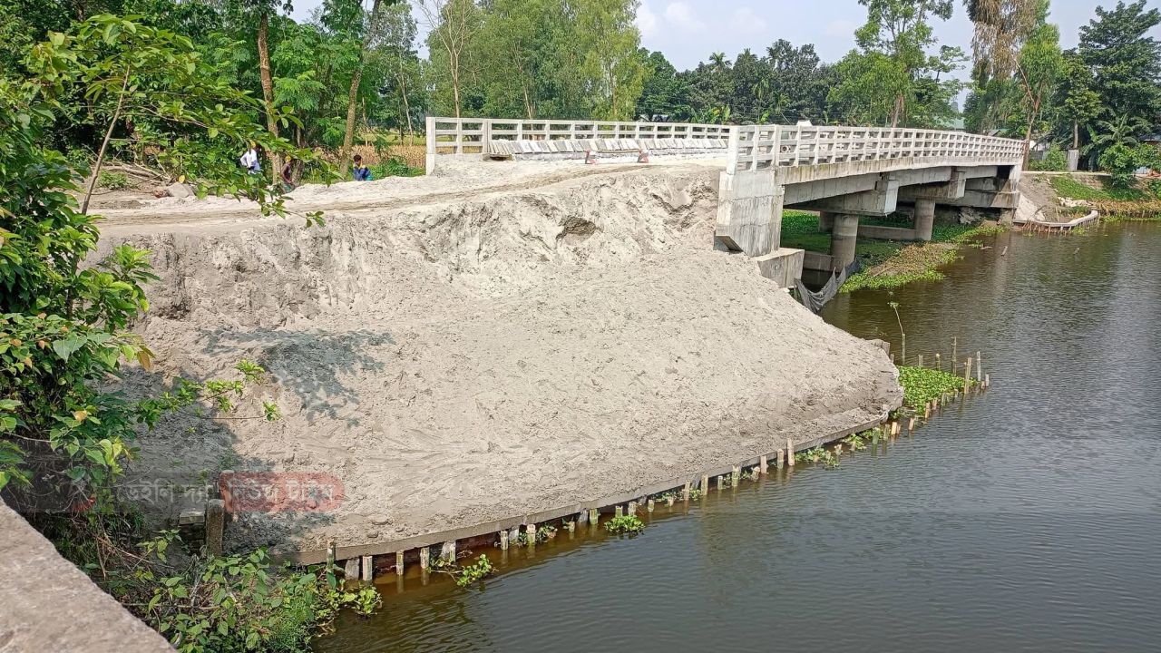 রৌমারীর চ্যাংটাপাড়ায় নতুন ব্রিজ নির্মাণ শেষ, সংযোগ সড়ক না থাকায় জনদুর্ভোগ চরমে