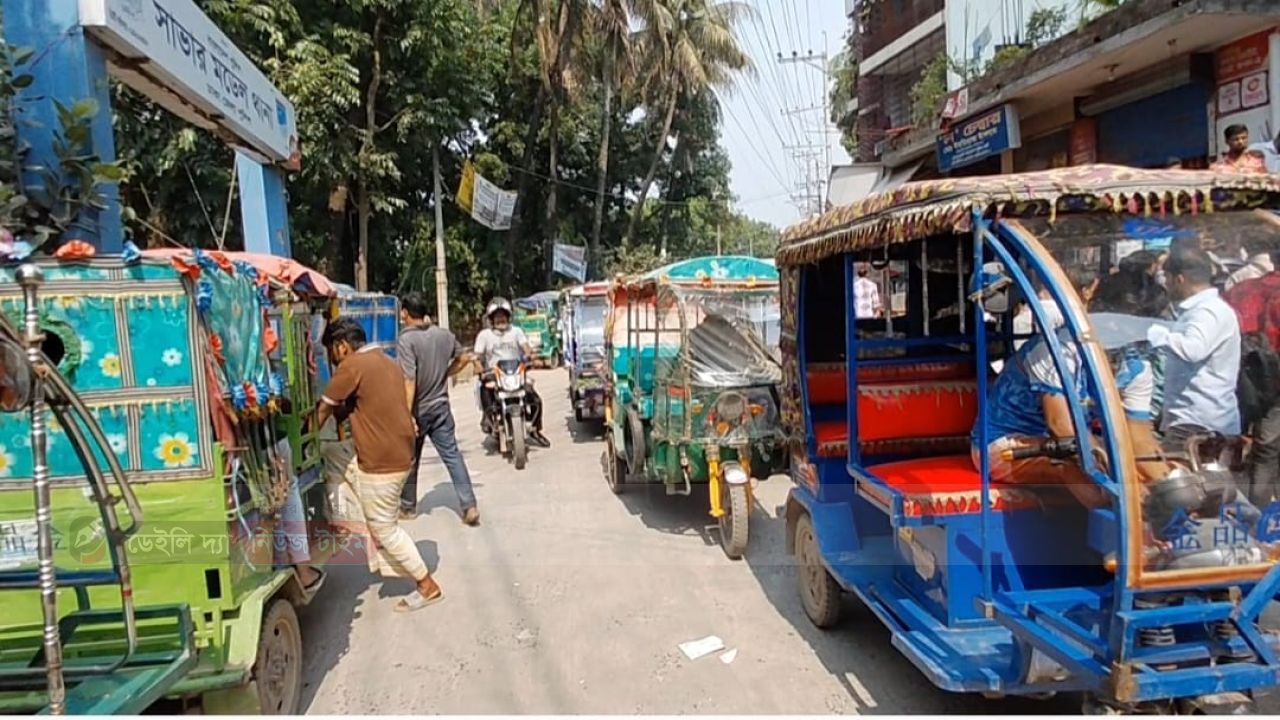 ঘুষের টাকা নাকি আইনের জরিমানা? সাভারে হাইওয়ে পুলিশের বিরুদ্ধে ক্ষোভে ফেটে পড়লেন অটোরিকশা চালকরা