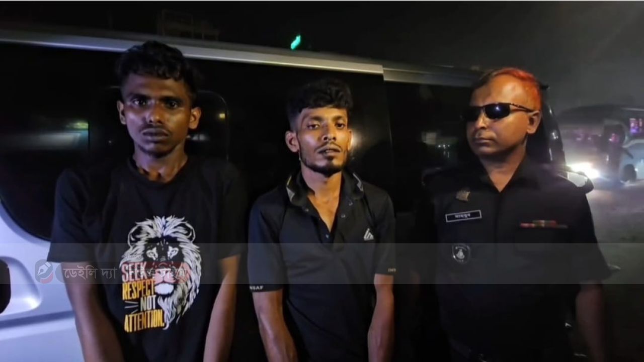 ​সাভারে র&zwj;্যাবের ঝটিকা অভিযান: বিদেশি পিস্তল ও গুলিসহ ৩ সন্ত্রাসী আটক
