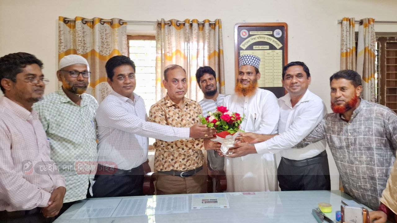 রৌমারীতে নবাগত উপজেলা প্রাথমিক শিক্ষা কর্মকর্তাকে প্রাথমিক শিক্ষক পরিবারের ফুলেল শুভেচ্ছা