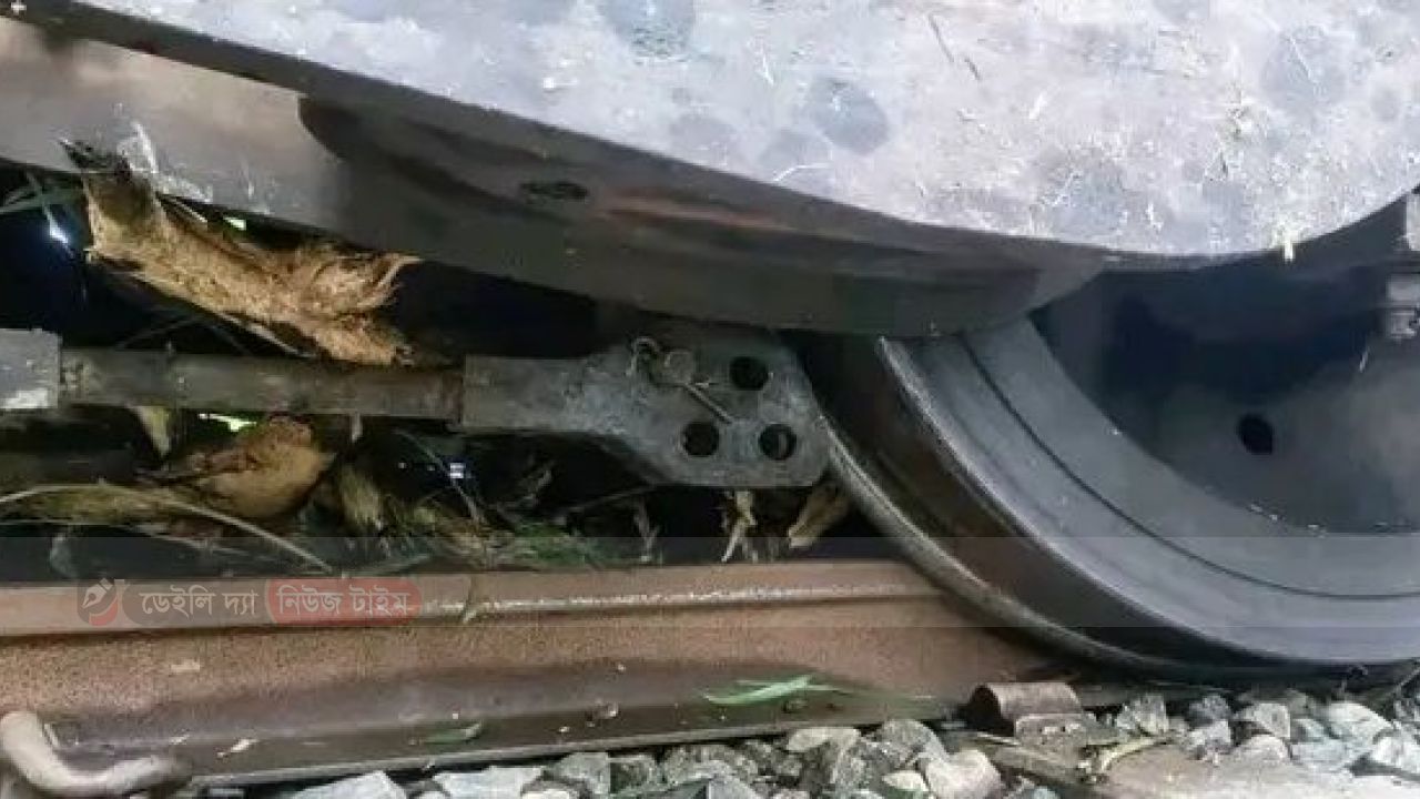 নীলফামারীতে ট্রেনের ইঞ্জিন লাইনচ্যুত, বন্ধ রেল চলাচল...