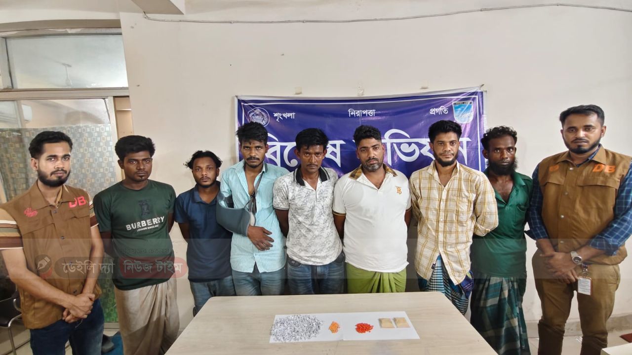 ঢাকা জেলা ডিবির সাঁড়াশি অভিযান: মাদক ব্যবসায়ী ও ছিনতাইকারীসহ গ্রেফতার ২১