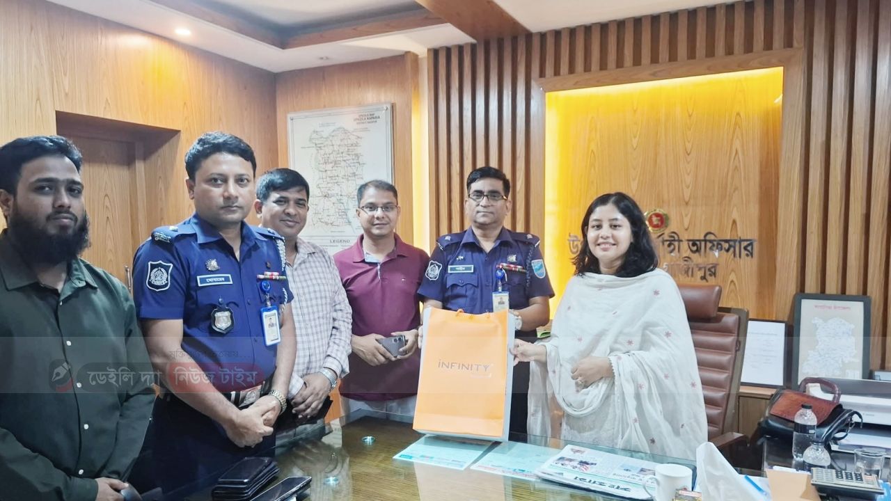 কাপাসিয়ায় আবেগঘন পরিবেশে ওসি শাহীনুর আলমকে উপজেলা প্রশাসনের বিদায় সংবর্ধনা।