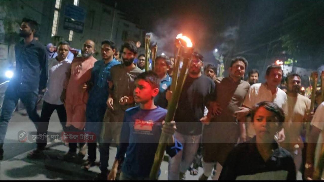নাসির উদ্দিন পাটোয়ারীর ওপর হামলার প্রতিবাদে ময়মনসিংহে মশাল মিছিল