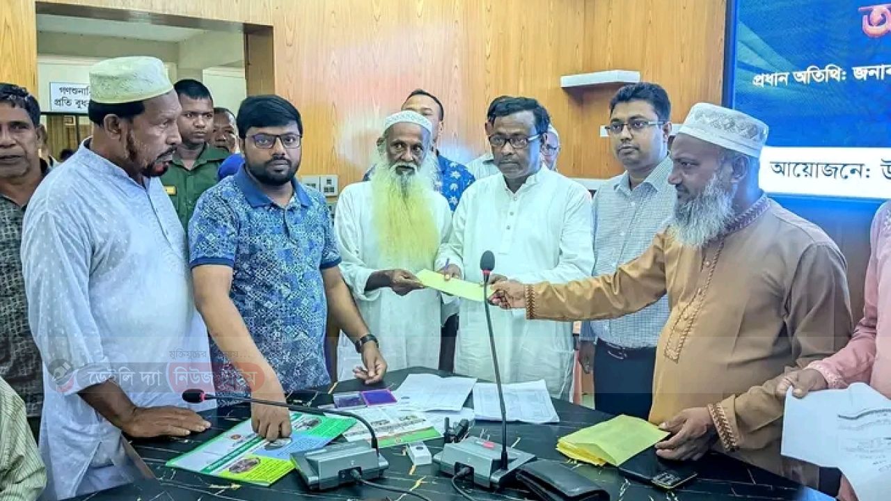 ভূরুঙ্গামারীতে দুস্হ,গরীব ও অসহায়দের মধ্যে ঈদ উপহার বিতরণ করলেন এমপি আনোয়ারুল ইসলাম 