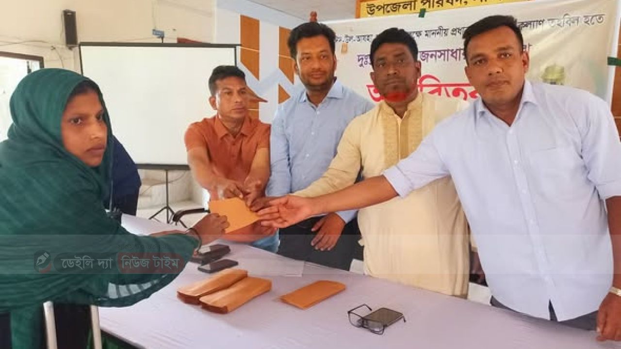 সালথায় প্রধানমন্ত্রীর ঈদ উপহার বিতরণ