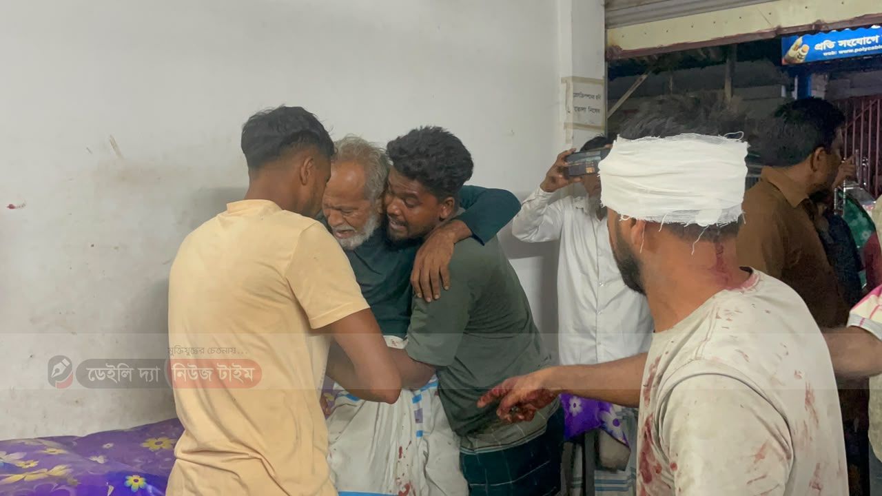 সালথায় ঘরের ওপর গাছ পড়া নিয়ে দুই ভাইয়ের পরিবারের সংঘর্ষ, নারীসহ আহত ১০