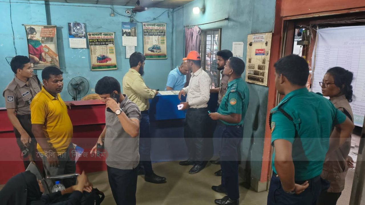 বাসস্ট্যান্ডে কঠোর নজরদারি: যাত্রী হয়রানি ও অতিরিক্ত ভাড়া আদায়ের বিরুদ্ধে অভিযান