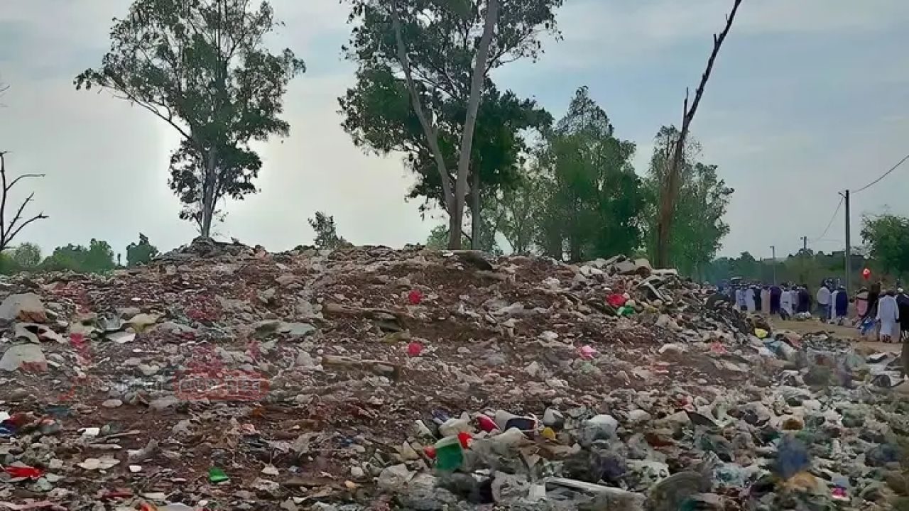 পবিত্র কবরস্থানে, অ'পবিত্র ময়লার স্তূপ,  দূর-গন্ধে জনজীবন। 
