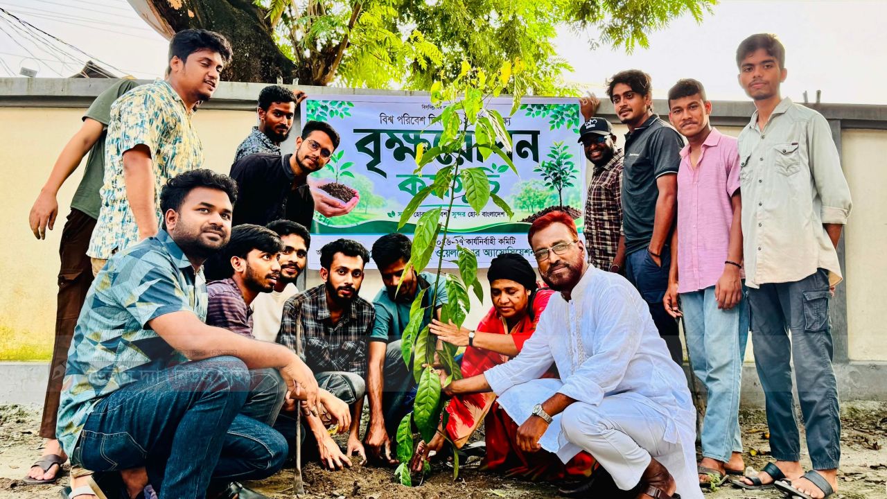 রৌমারীতে স্টুডেন্টস ওয়েলফেয়ার অ্যাসোসিয়েশনের বৃক্ষরোপণ কর্মসূচি